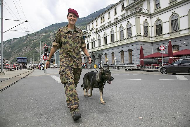 Im Panzer, im Biwak, in der Felswand. Jenny Stevanovic aus Bitsch und ihre Hunde, hier mit dem Deutschen Schäfer Milan.