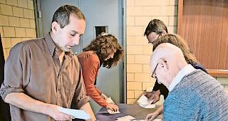 Fleissige Helfer. Bei Wahlen und Abstimmungen sind die Gemeinden auf gen&uuml;gend Ressourcen angewiesen.Symbolbild Keystone