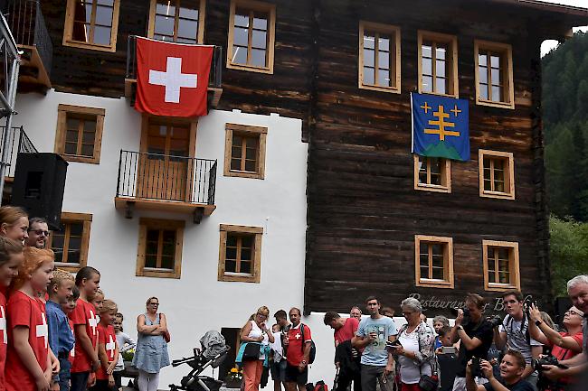 Einweihung. Die stolzen Schüler posieren im Rahmen der 1.-August-Feier in Binn vor ihrem neuen Schulhaus.