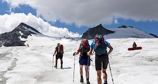 Kontrollen. Wie die &laquo;NZZ am Sonntag&raquo; schreibt, setzt der Kanton Wallis vier Kontrolleure ein, um gegen Tourenleiter ohne Lizenz vorzugehen.