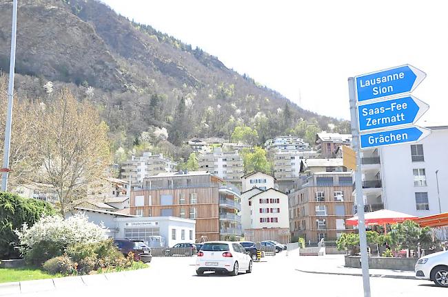 Umstritten. Die vier geplanten Mehrfamilienhäuser mit 30 Wohnungen im Visper Gebiet Tschill stossen unter anderem bei der Burgerschaft und der Pfarrei auf Widerstand.