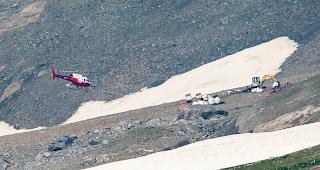 Ein Helikopter in der N&auml;he der Ungl&uuml;cksstelle