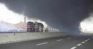Lastwagen explodiert: Riesige Rauchs&auml;ule bei Bologna.&nbsp;