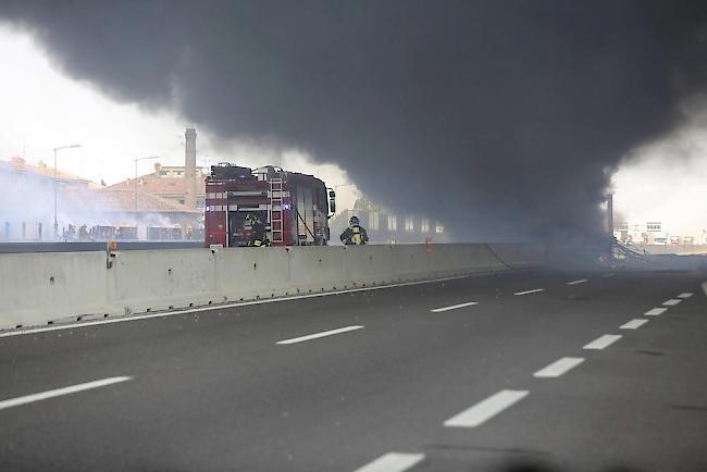 Lastwagen explodiert: Riesige Rauchsäule bei Bologna. 