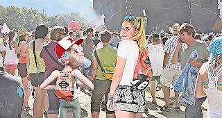 &laquo;Z&rsquo;Oswi&raquo; und Sarina Zumtaugwald mit den &laquo;iischi bags&raquo;.