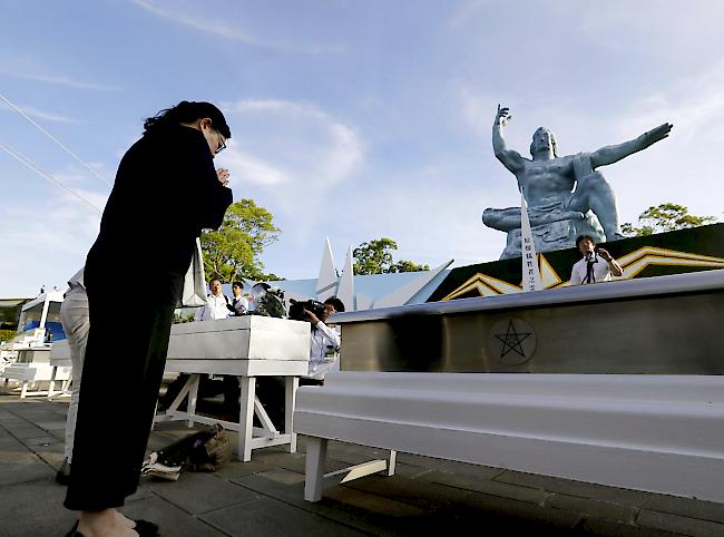 Gedenken. Zahlreiche Japaner gedenkten am Donnerstag der Opfer des Atombombenabwurfs auf Nagasaki vor 73 Jahren. Rund 70