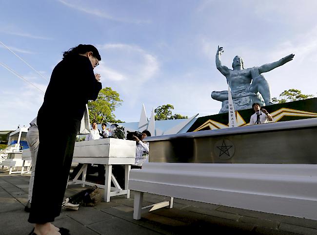 Gedenken. Zahlreiche Japaner gedenkten am Donnerstag der Opfer des Atombombenabwurfs auf Nagasaki vor 73 Jahren. Rund 70