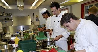 Mindestens zwei Prozent. Die Verb&auml;nde Travail.Suisse, Syna, transfair und Hotel&Gastro fordern f&uuml;r 2019 generelle Lohnerh&ouml;hungen.