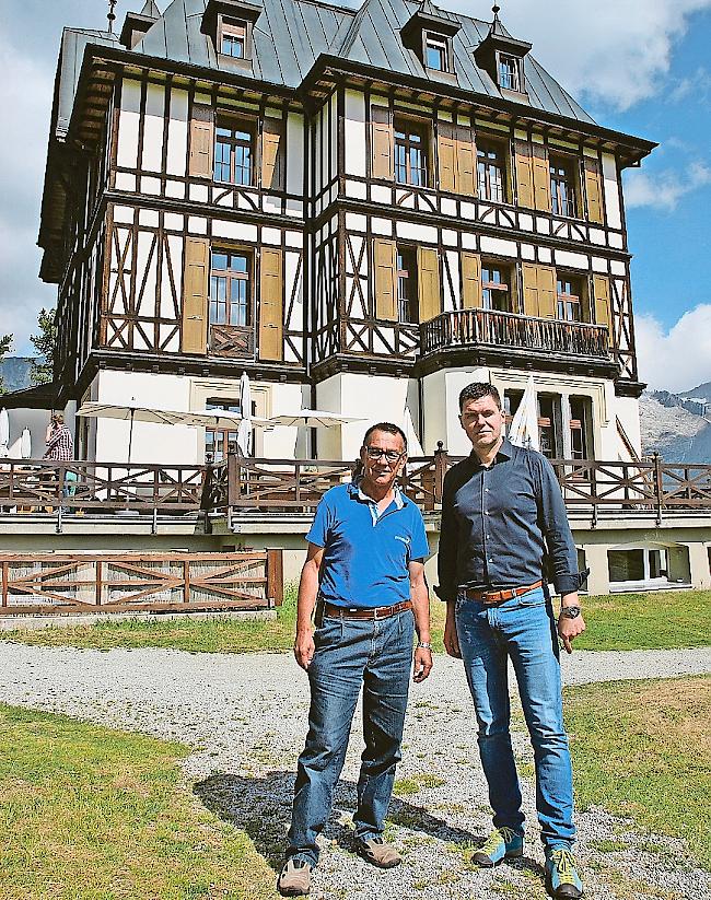 Sanierungsbedarf. Zentrumsleiter Laudo Albrecht (links) und Innenarchitekt Iwan Ruppen vor der Villa Cassel.Foto wb