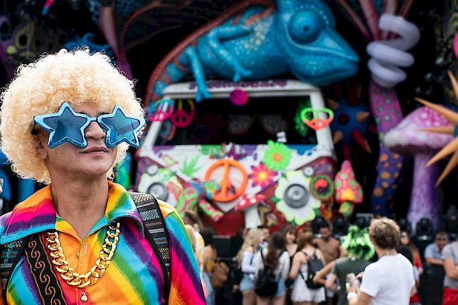 Viele der Techno-Fans zeigen sich auch in diesem Jahr gerne bunt und schrill.