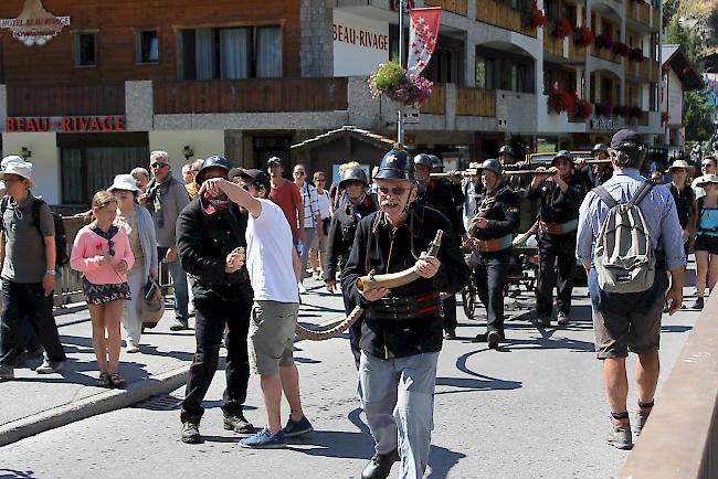 «Die Alte Feuerwehr» sorgt während des Umzugs für Abkühlung. 