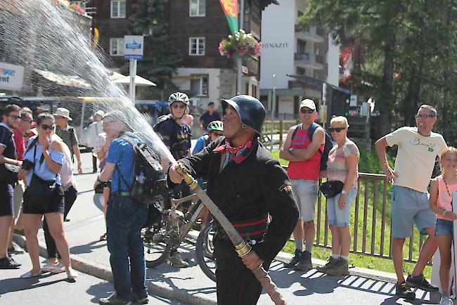 «Die Alte Feuerwehr» sorgt während des Umzugs für Abkühlung. 