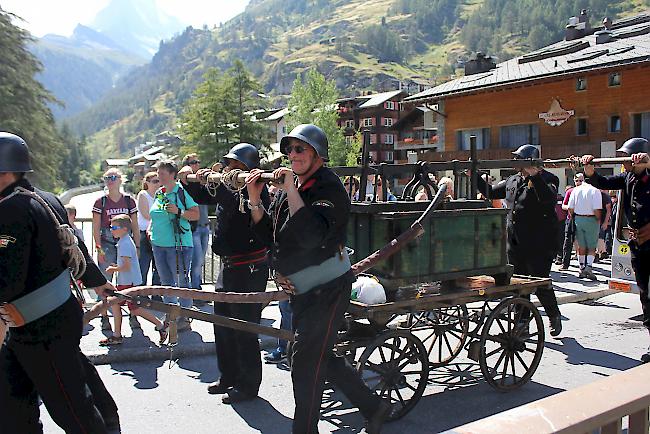 «Die Alte Feuerwehr» sorgt während des Umzugs für Abkühlung. 