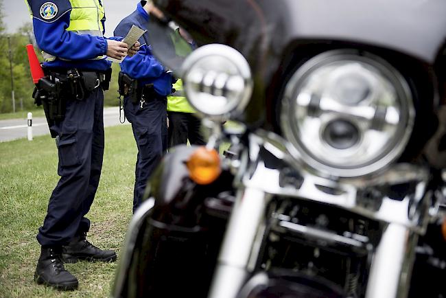 Die Polizei konnte am Samstag einen 22-jährigen Motorradfahrer mit überhöhter Geschwindigkeit in Uvrier anhalten (Symbolbild).