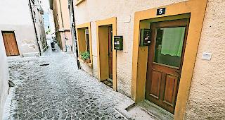 Sebastiansgasse Nummer 5. Hier stiessen die drei Minderj&auml;hrigen Heidi Brunner gewaltvoll nieder und raubten sie hemmungslos aus.Foto WB/ANDREA SOLTERMANN