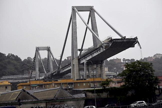 Beim Einsturz einer Autobahnbrücke in Italien sind am Dienstag zahlreiche Menschen ums Leben gekommen.