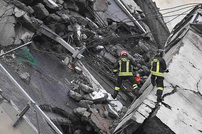 Die Feuerwehrleute haben ihre Arbeit aus Sicherheitsgründen vorläufig eingestellt.