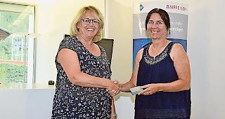 Kundenberaterin Nicole Schwery (l.) gratuliert Gewinnerin Anita Imhasly.