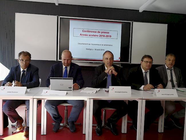 Informierten zum anstehenden Schulbeginn am kommenden Montag (v.l.): Jodok Kummer, Adjunkt Dienststelle für Berufsbildung, Claude Pottier, Chef der Dienststelle für Berufsbildung, Christoph Darbellay, Chef des Departements für Volkswirtschaft und Bildung sowie Jean-Philippe Lonfant, Chef der Diensstelle für Unterrichtswesen und Marcel Blumenthal, Adjunkt der Dienststelle für Unterrichtswesen.