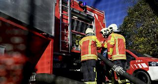 Wegen eines Brands in einem Einfamilienhaus in Noes r&uuml;ckten am Donnerstag 22 Feuerwehrleute aus (Symbolbild).&nbsp;