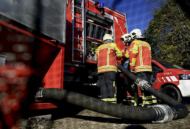 Wegen eines Brands in einem Einfamilienhaus in Noes rückten am Donnerstag 22 Feuerwehrleute aus (Symbolbild).