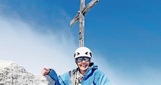 Geschafft. Edith Sievi steht auf dem Weisshorn (4505 Meter &uuml;ber Meer).Foto zvg