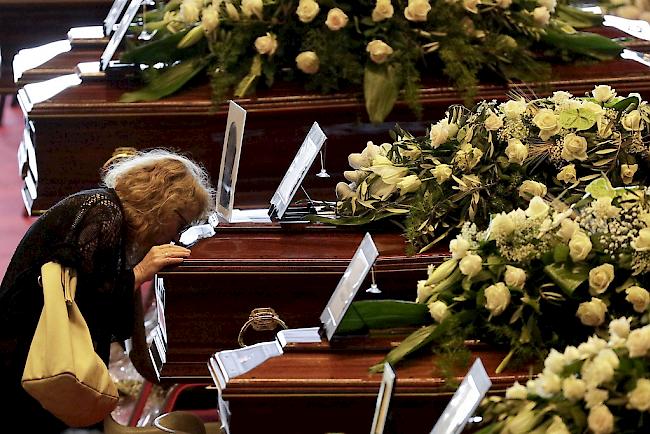 In Genua nehmen Angehörige von den Opfern Abschied, die beim Einsturz der Autobahnbrücke ums Leben gekommen sind. 