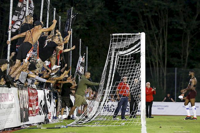 Sittener Fans feiern Neuzuzüger Alexandre Song nach dem Spiel des FC Sitten gegen Köniz.