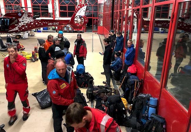 In der Wärme. Die Gruppe aus Russland, darunter viele Jugendliche, wurde auf die Basis der Air Zermatt geflogen.