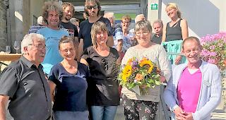 Blumen und Beifall zum Abschied: Dorfladenleiterin Margrit Zemp mit Nachfolgerin Michela Caldana Mathieu und den Mitarbeitenden Pierre-Andr&eacute; Dubulluit und  Franziska Wetli.