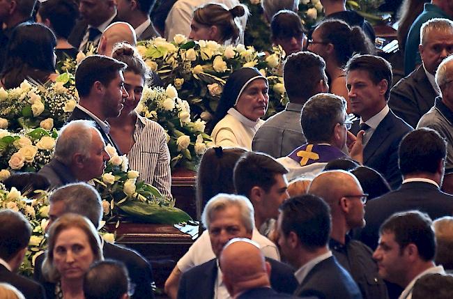 Tausende Menschen drängten sich in der Messehalle von Genua.