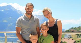 Patrick, Max, Leo und Katja vor ihrem Wohnhaus in Erschmatt.