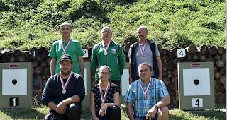 Veteranensieger Beat Abgottspon flankiert von Markus Eyholzer, Silber, (links) und Roland Schnidrig, Bronze (rechts). Kniend die strahlende Elite-Siegerin Sandra Mazotti-Dahinden vor dem Zweiten, Peter Furrer (links) und Romeo Zentriegen, Bronze (rechts).
