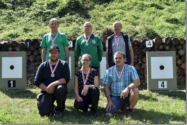 Veteranensieger Beat Abgottspon flankiert von Markus Eyholzer, Silber, (links) und Roland Schnidrig, Bronze (rechts). Kniend die strahlende Elite-Siegerin Sandra Mazotti-Dahinden vor dem Zweiten, Peter Furrer (links) und Romeo Zentriegen, Bronze (rechts).