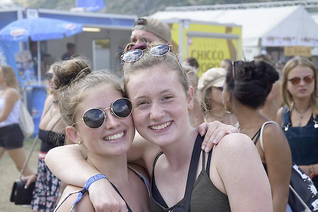 Noemie Stamm (16) und Lena Zisset (17) aus Zürich.