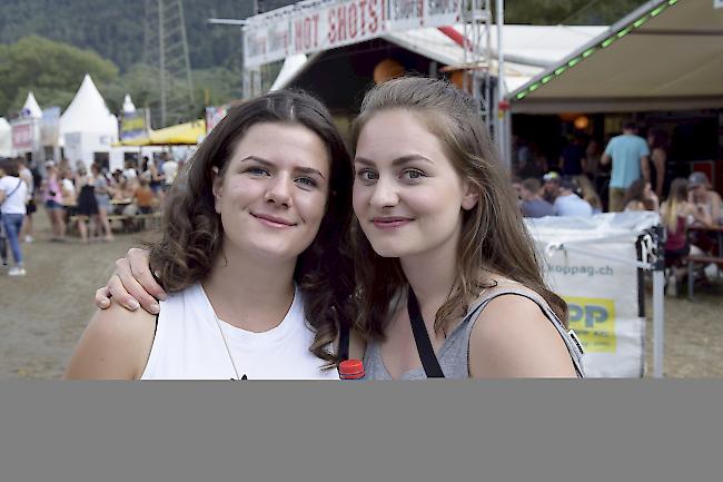 Alessia Lötscher (18) und Leonie Lötscher (19) aus Frutigen.