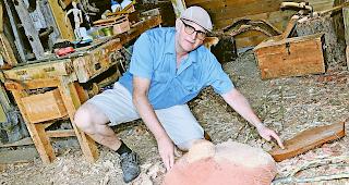 Erschaffer. K&uuml;nstler Leander Locher in seinem Atelier in M&uuml;hlebach: Er bearbeitet die liegende Blume, den einen Teil seiner Installation.