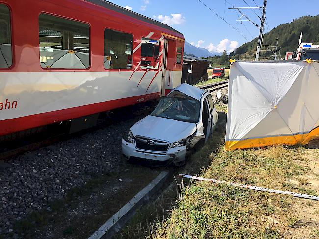 Am Dienstagmorgen kam es bei Selkingen zu einer Kollision zwischen einem MGB-Zug und einem Personenwagen.