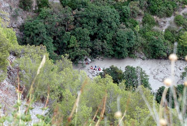 In einer Schlucht in Süditalien sind mindestens zehn Ausflügler von Wassermassen überrascht und in den Tod gerissen worden.
