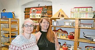 Beatrix Jeitziner (links) und Dolores Arnold in der Ludothek.
