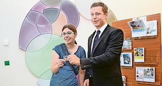 Sarah Schmid erh&auml;lt ihr Goldvreneli von Kundenberater Jan Stoffel.