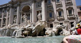 Vergangenes Jahr beschloss Rom, beispielsweise den Trevi-Brunnen vor Touristen besser zu sch&uuml;tzen: Ein Bad kann dort bis zu 500 Euro Strafe kosten.