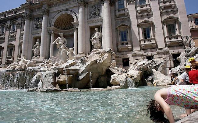 Vergangenes Jahr beschloss Rom, beispielsweise den Trevi-Brunnen vor Touristen besser zu schützen: Ein Bad kann dort bis zu 500 Euro Strafe kosten.