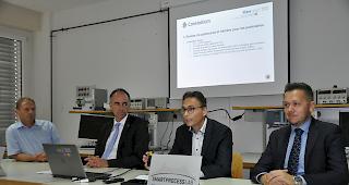 Informierten &uuml;ber das Projekt: Christophe Bianchi (Leiter Institut Systemtechnik HES-SO), Christophe Darbellay (Staatsrat), Lionel Thomas (Direktor Constellium Wallis) und Ga&euml;tan Cherix (Direktor Hochschule f&uuml;r Ingenieurwissenschaften HES-SO, von links).