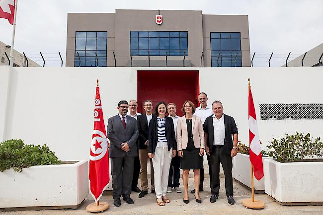 Gruppenfoto. Die Walliser Regierung vor der Schweizer Botschaft in Tunis.