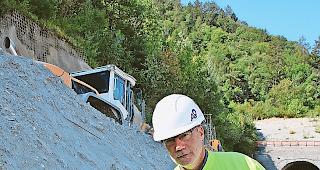 &laquo;Eher sandig&raquo;. ANSB-Chef Martin Hutter mit dem losen Ausbruchmaterial vor den Ostportalen des Riedbergtunnels.Foto wb