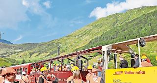 Alles einsteigen. Mit dem Open-Air-Bahnwagen befuhren rund 80 eingeladene G&auml;ste den k&uuml;hlen und feuchten Furkatunnel von Realp nach Oberwald. Foto WB