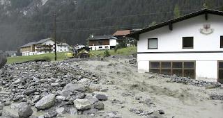 Bereits am Anfang August haben im Tiroler Oberland starke Regenf&auml;lle f&uuml;r Ueberschwemmungen und Erdrutsche gesorgt. Im Bild: Die Unwetterschaeden in Schnann in Tirol.