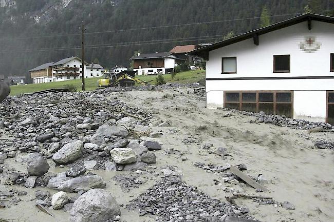 Bereits am Anfang August haben im Tiroler Oberland starke Regenfälle für Ueberschwemmungen und Erdrutsche gesorgt. Im Bild: Die Unwetterschaeden in Schnann in Tirol.