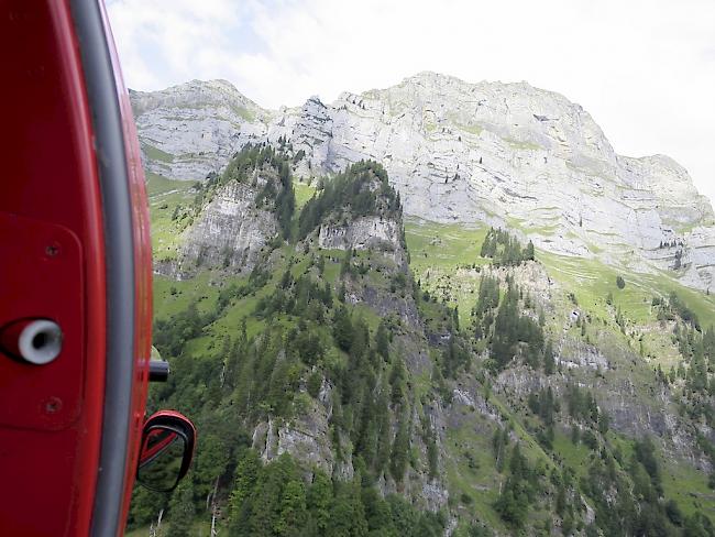 Am Donnerstag, kurz nach 14.20 Uhr, ist ein 37-jähriger Pole in Walenstadt beim Sprung vom Hinterrugg mit seinem Wingsuit abgestürzt. Die aufgebotene Rega konnte nur noch den Tod des Mannes feststellen. (Kantonspolizei St. Gallen)